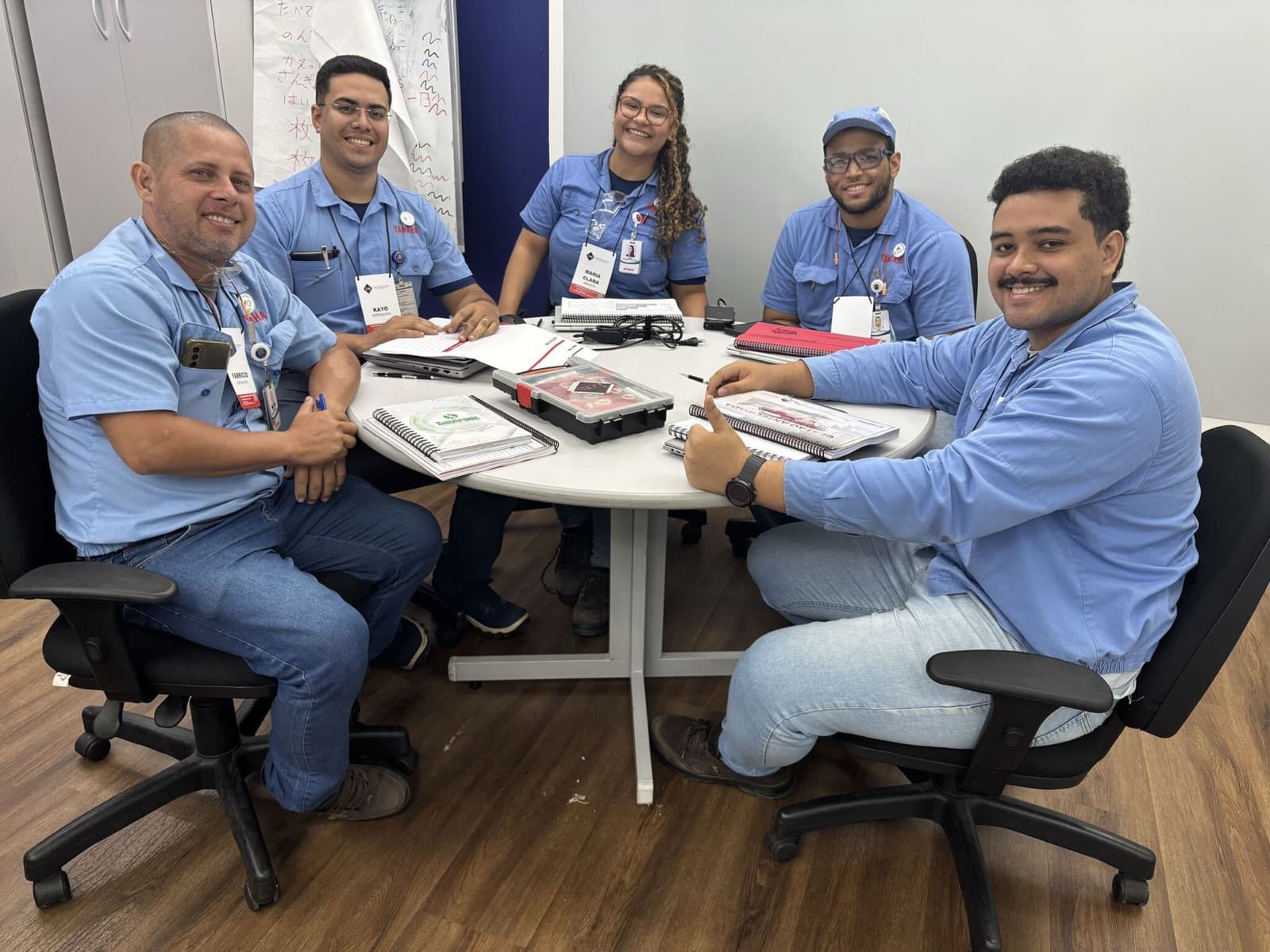 Equipe em dinâmica prática durante treinamento in company