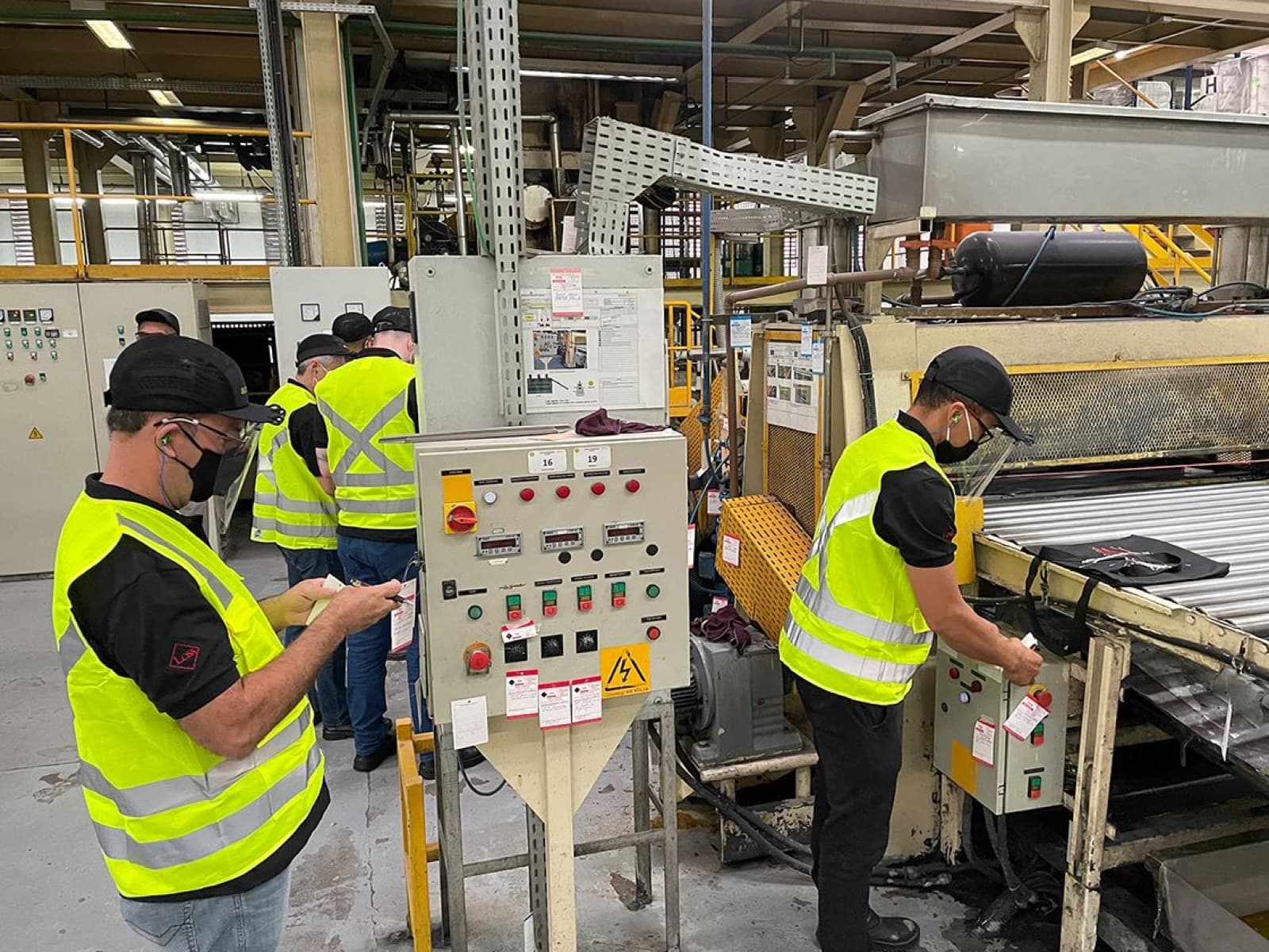 Atividade prática no chão de fábrica durante treinamento
