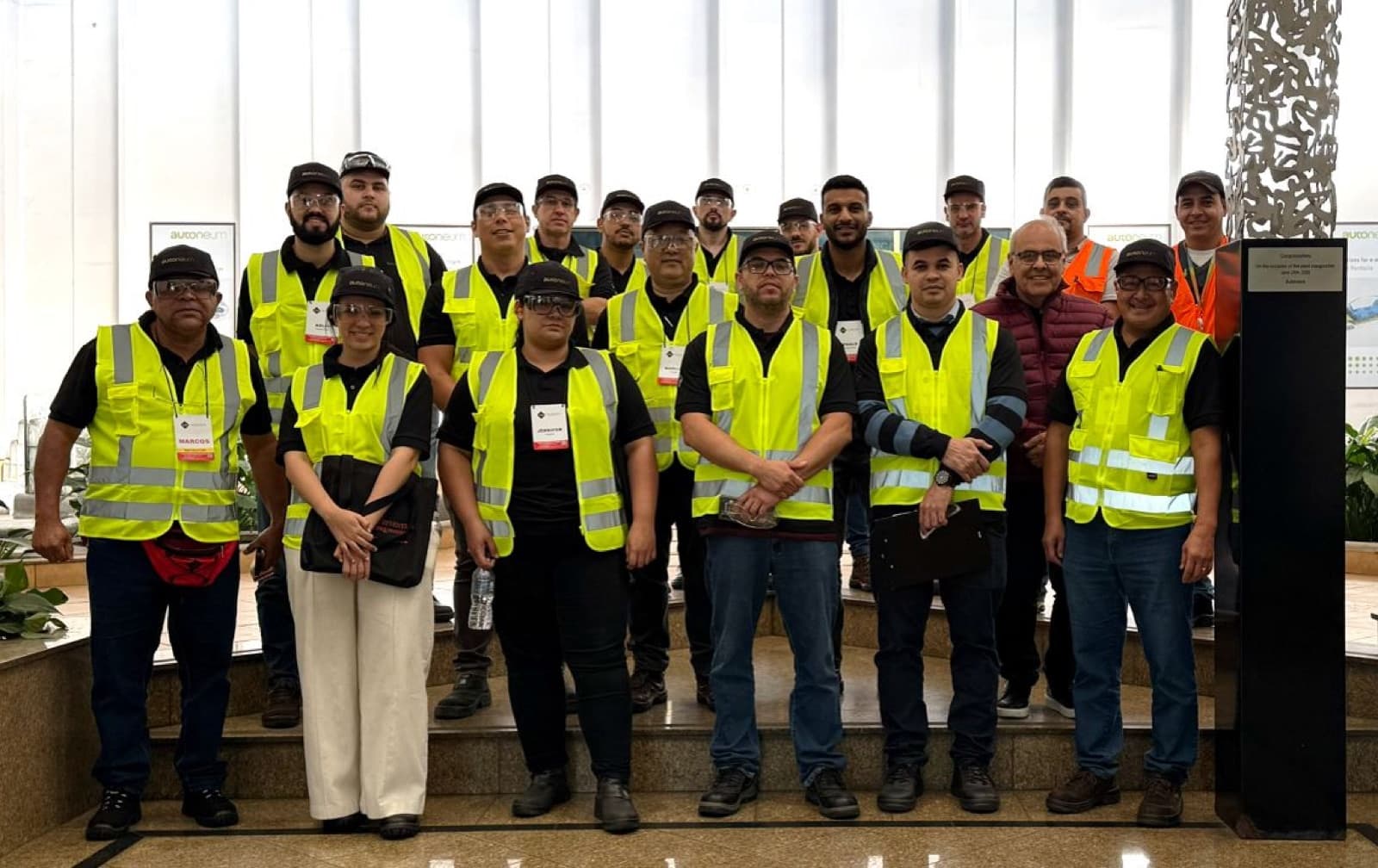 Turma de treinamento in company em planta industrial
