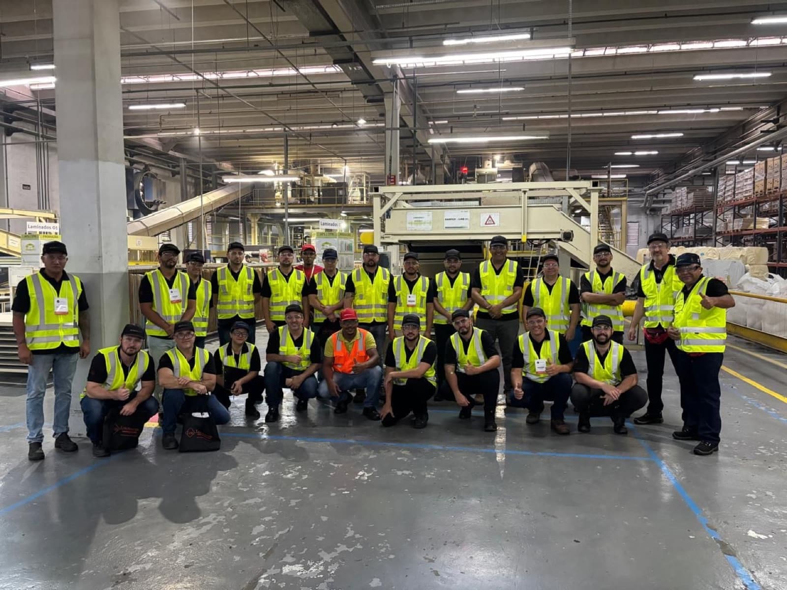 Equipe formada em treinamento in company no chão de fábrica